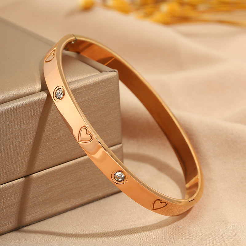 Pulsera clásica con forma de corazón y diamantes incrustados, resistente a la decoloración, para niñas, de alta gama, lujo ligero, a la moda, pulsera de acero de titanio, joyería superventas transfronteriza. image 10