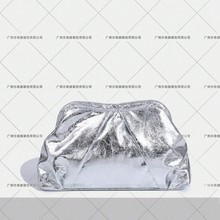 1件女士复古简约纯色金属色爆裂纹褶皱云朵大号手拿夹子包