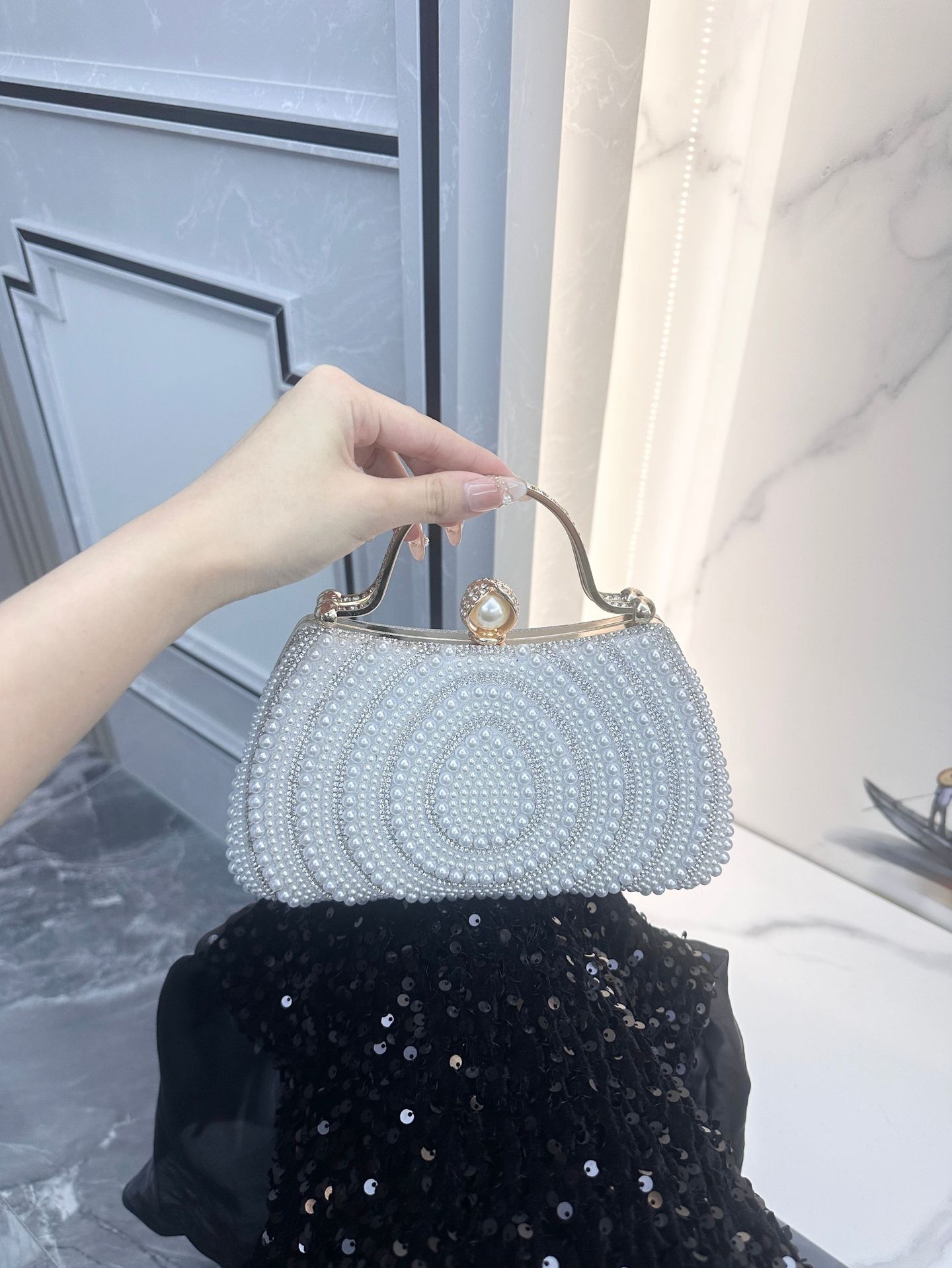 Aftonväska för dam med strass och pärlor_voghion.com