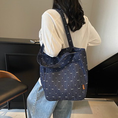 女性の新型韓国版刺繍デニムトートバッグ2025小衆が大容量の通勤授業用ショルダーバッグを持っています。