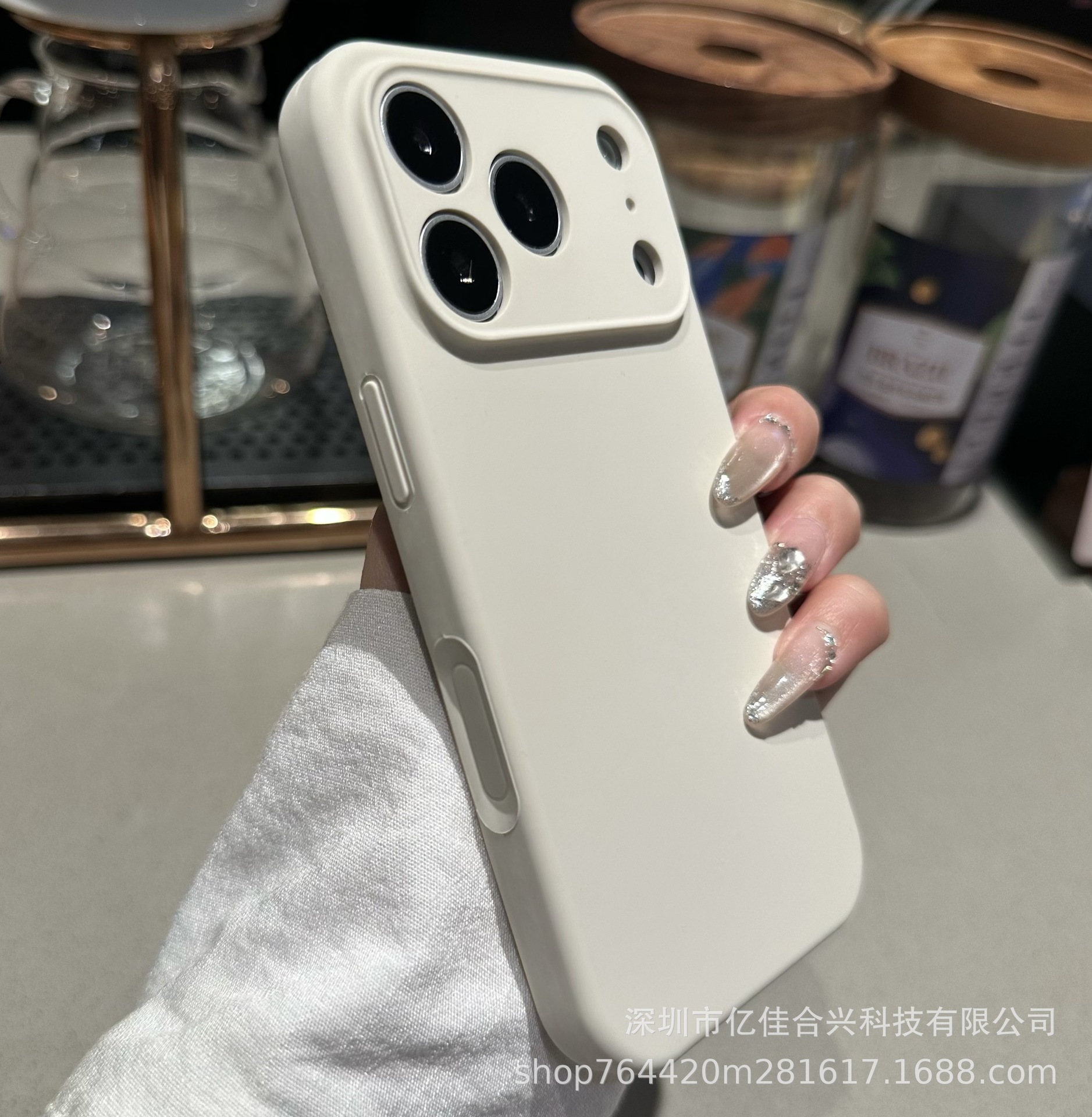 Aplicable a Apple 17PROMAX agujero de silicona líquida caso de teléfono móvil 15iPhone16 color sólido anti-caída botón integrado