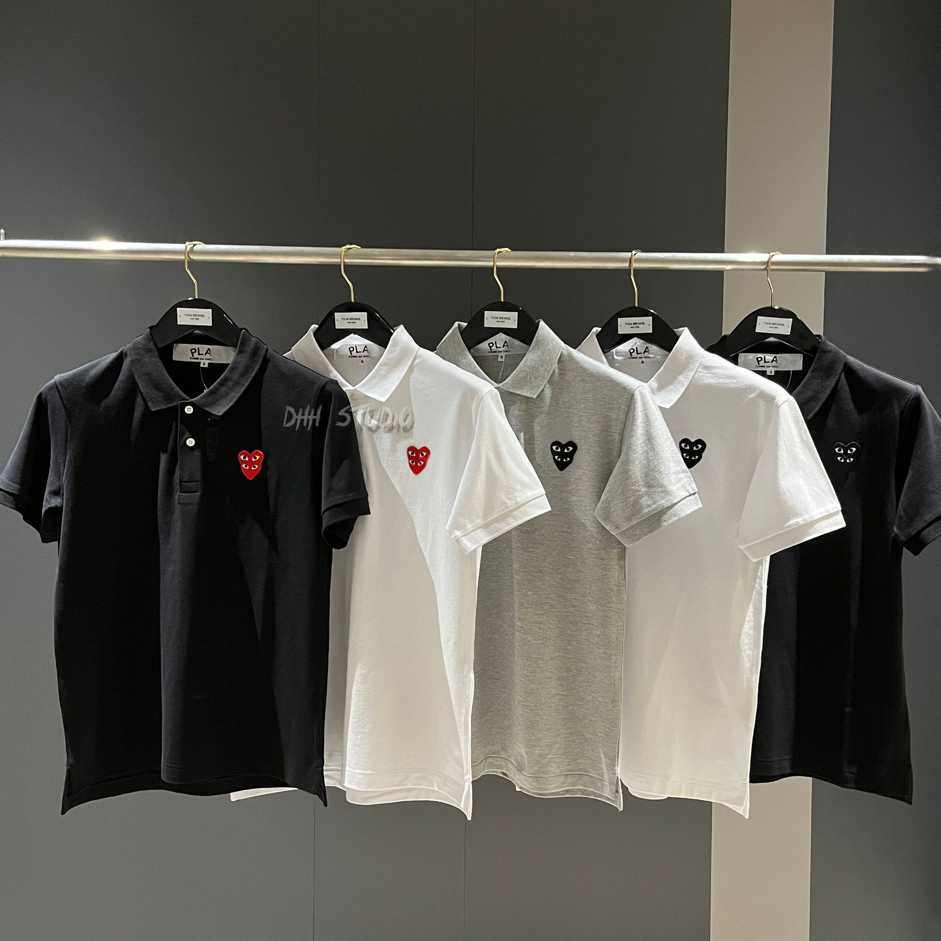 Conjunto de pareja Chuanjiuplay con bordado de corazón, camiseta polo con corazón apilado, camiseta de manga corta unisex para parejas