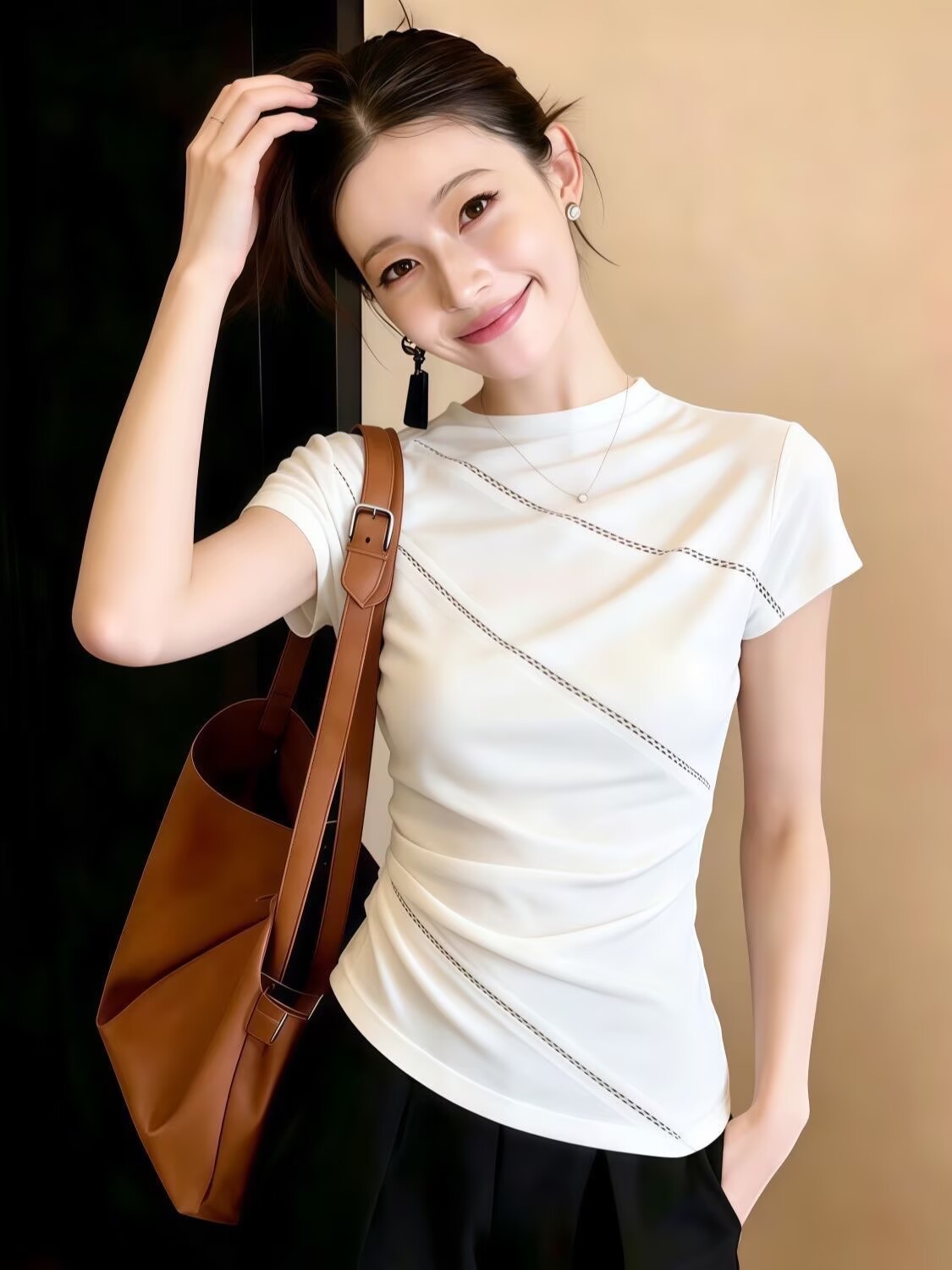 Áo thun nữ cổ tròn tay ngắn form thẳng vai thiết kế đơn giản — màu đen