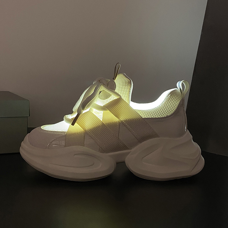 Zapatos para mujeres de primavera y otoño 2024 nuevos zapatos deportivos casuales blancos con suela gruesa muffin