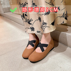 内の高くなる靴の女性の夏の新型の柔らかい皮の浅い口はスカートの優しさを配合します。