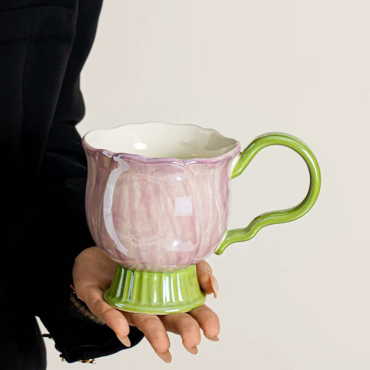 Flores de mano taza de pie alto - púrpura.