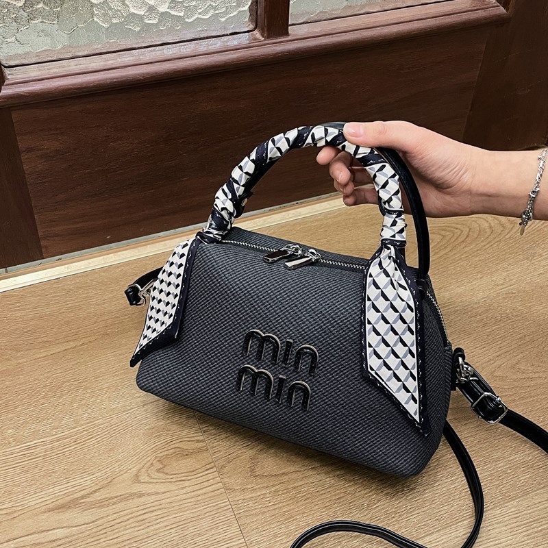 Nuevo estilo coreano ins moda versátil bolso de mano pequeño nicho lujo ligero de alto nivel sensación de hombro mochila para enviar bufandas de seda