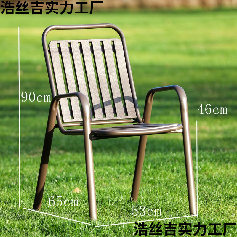 Una silla verde grande de color marrón comienza con dos manos.