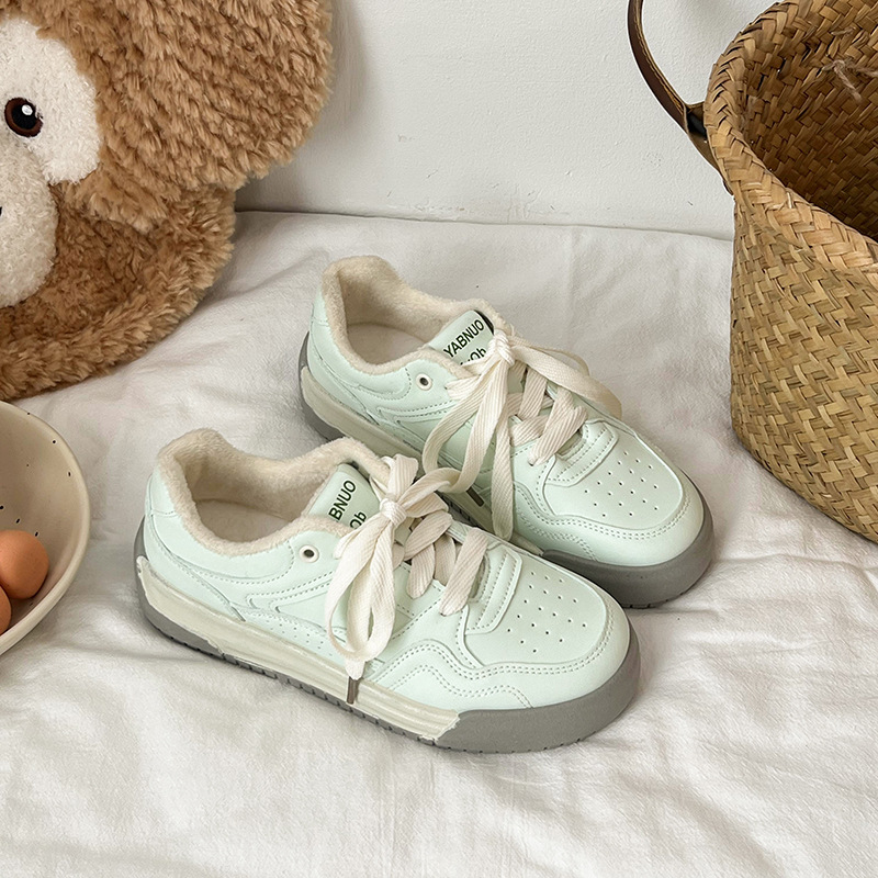 Pequeños zapatos blancos de otoño y invierno adicionados 2025 nuevos zapatos de mujer de color ligero de moda caliente no sofocante zapatos deportivos de viento universitario