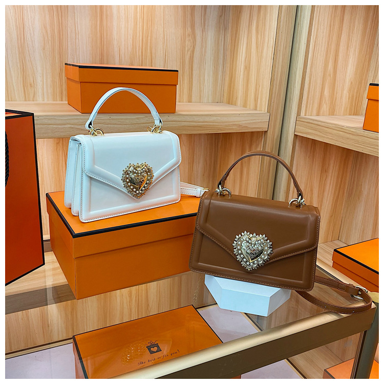 Bolsas Nova Moda Bolsa Feminina Bolsa Transversal de Alta Qualidade Bolsa Feminina com Corrente Bolsa Love Pearl Estilo Europeu e Americano Bolsa Quadrada Pequena_voghion.com