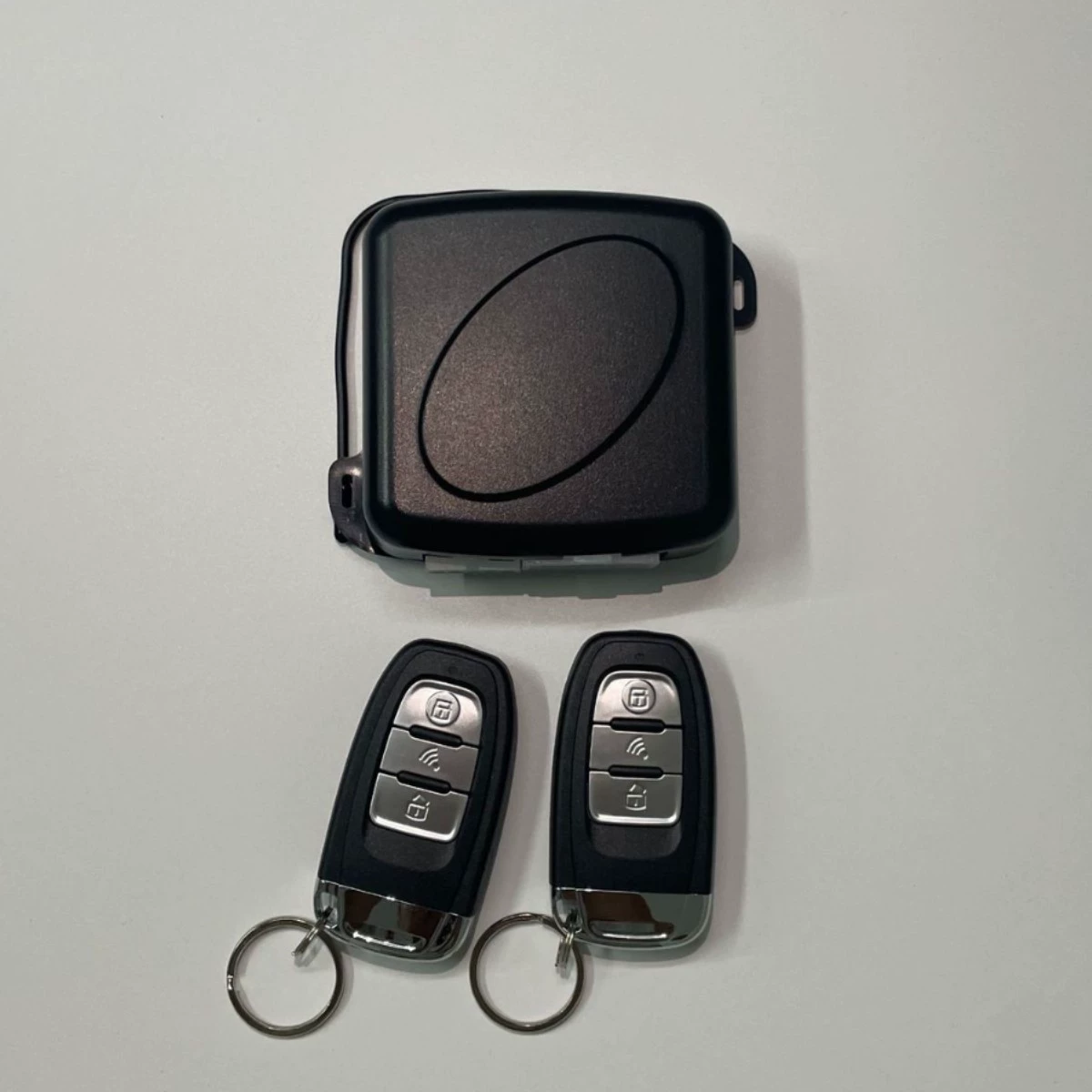 Автомобильный противоугонный комплект с запуском двигателя одним касанием, отслеживанием местоположения, автоматической настройкой сигнализации, дистанционным запуском и функцией PKE