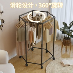 ベランダを収納して服を干します。