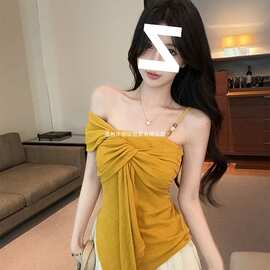 不规则斜肩黄色吊带背心女夏季泰式辣妹一字肩抹胸小上衣独特绝美