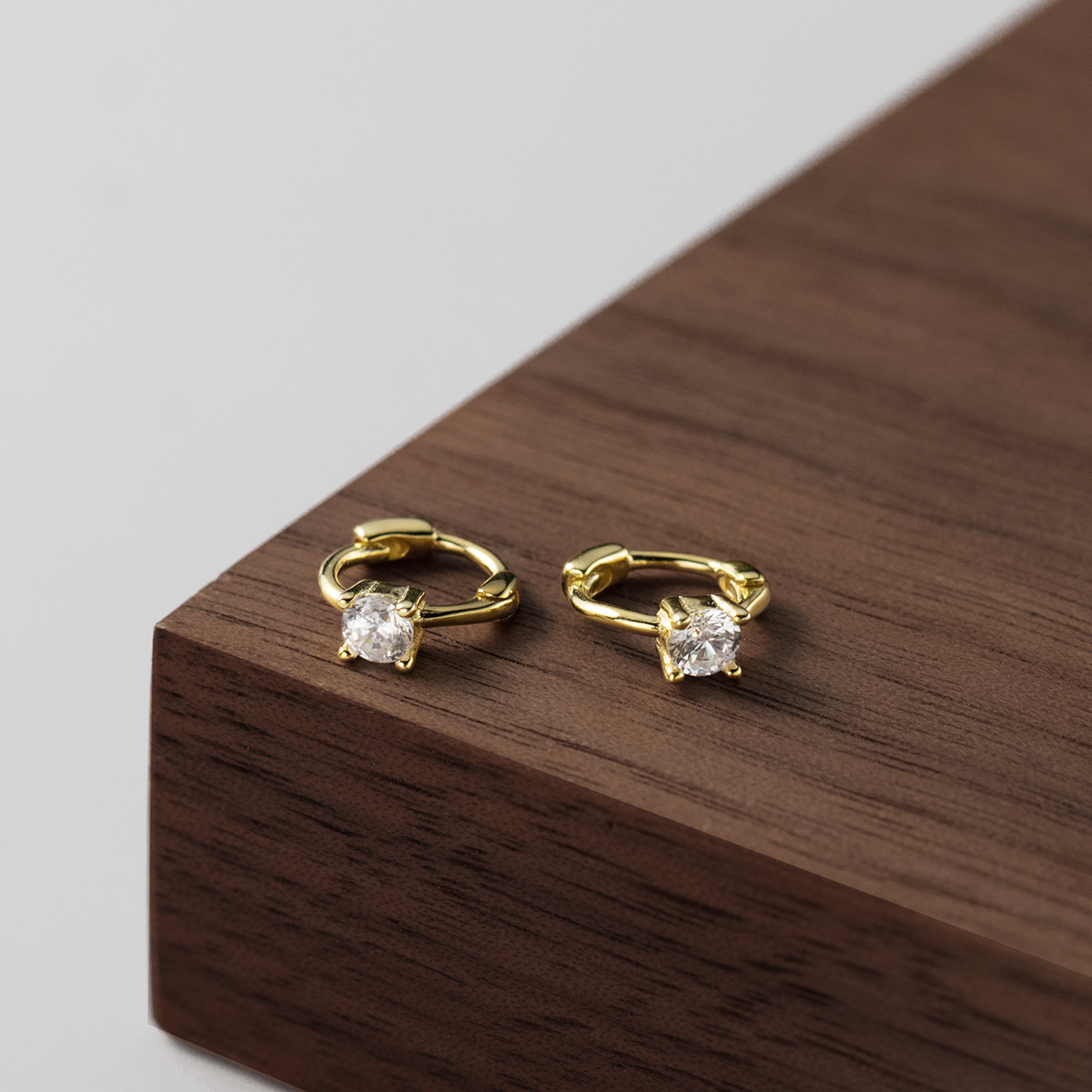S925 plata esterlina mini orejas de diamante simple personalidad coreana orejas de zircón de color cuadrangular joyas de orejas G9564