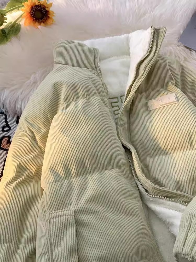 両面にはラベル付きのスタンドカラーの綿入れを着ています。