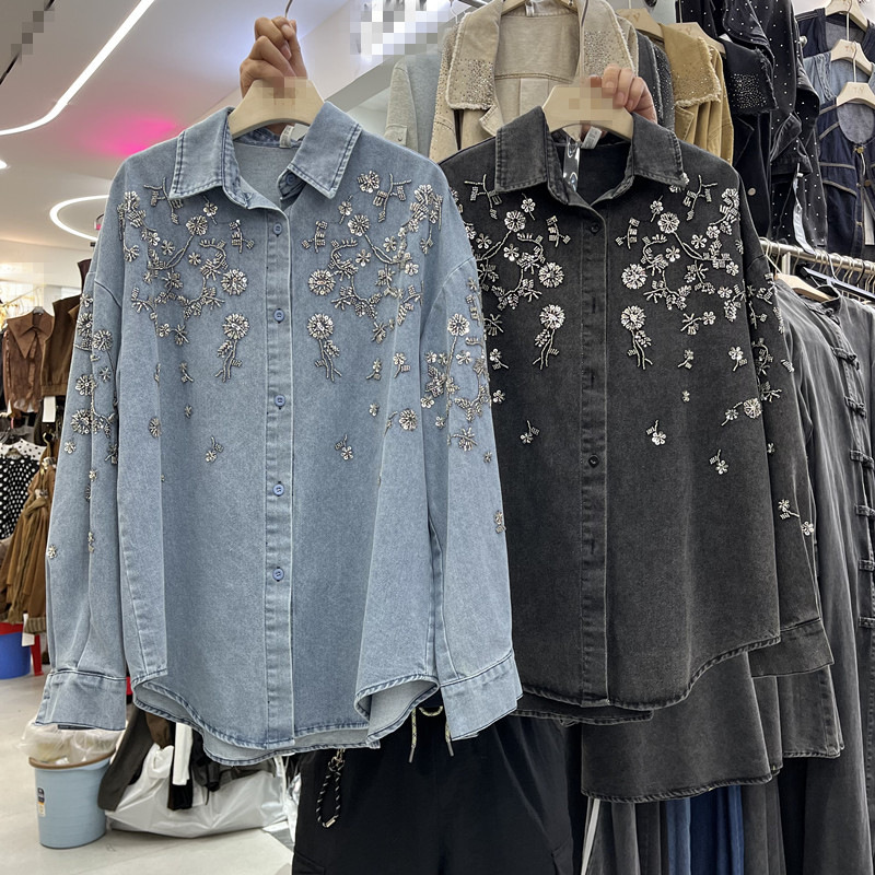 Heavy-duty beaded floral denim shirt for women, spring 2026, loose fit, slimming, vintage washed blue, layering shirt Heavy-duty beaded floral denim shirt for women, spring 2026, loose fit, slimming, vintage washed blue, layering shirt