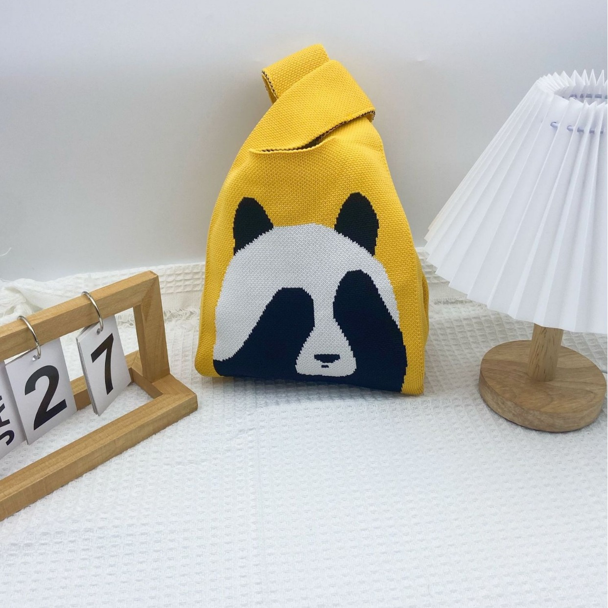 얼굴을 가리는 곰 노란색