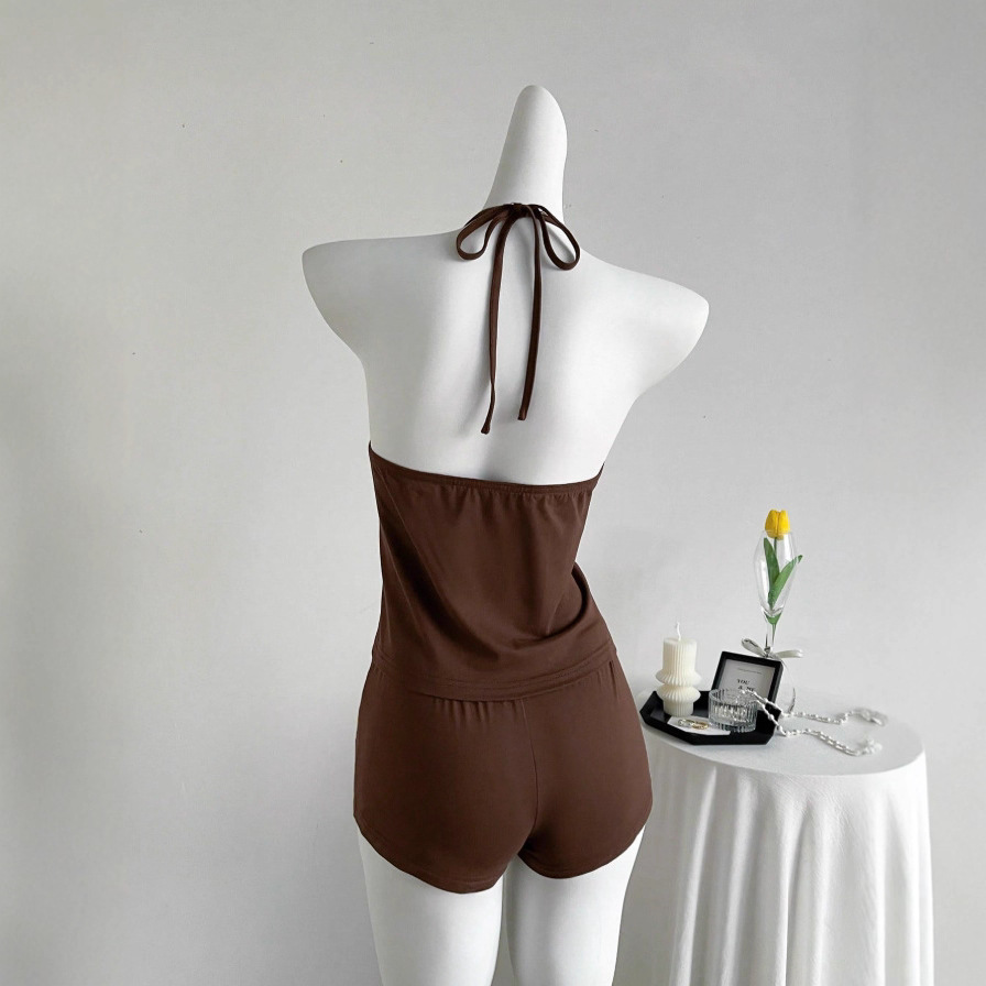 Completo due pezzi da donna in stile retrò e piccante: canotta con scollo all'americana e pantaloncini con motivo a foglie, perfetto per l'estate._voghion.com