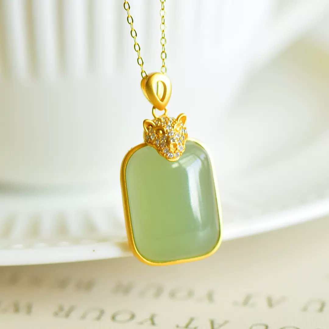 2021新款925银镶嵌和田玉绿色猫形项饰青海青锁骨链女款送礼吊坠