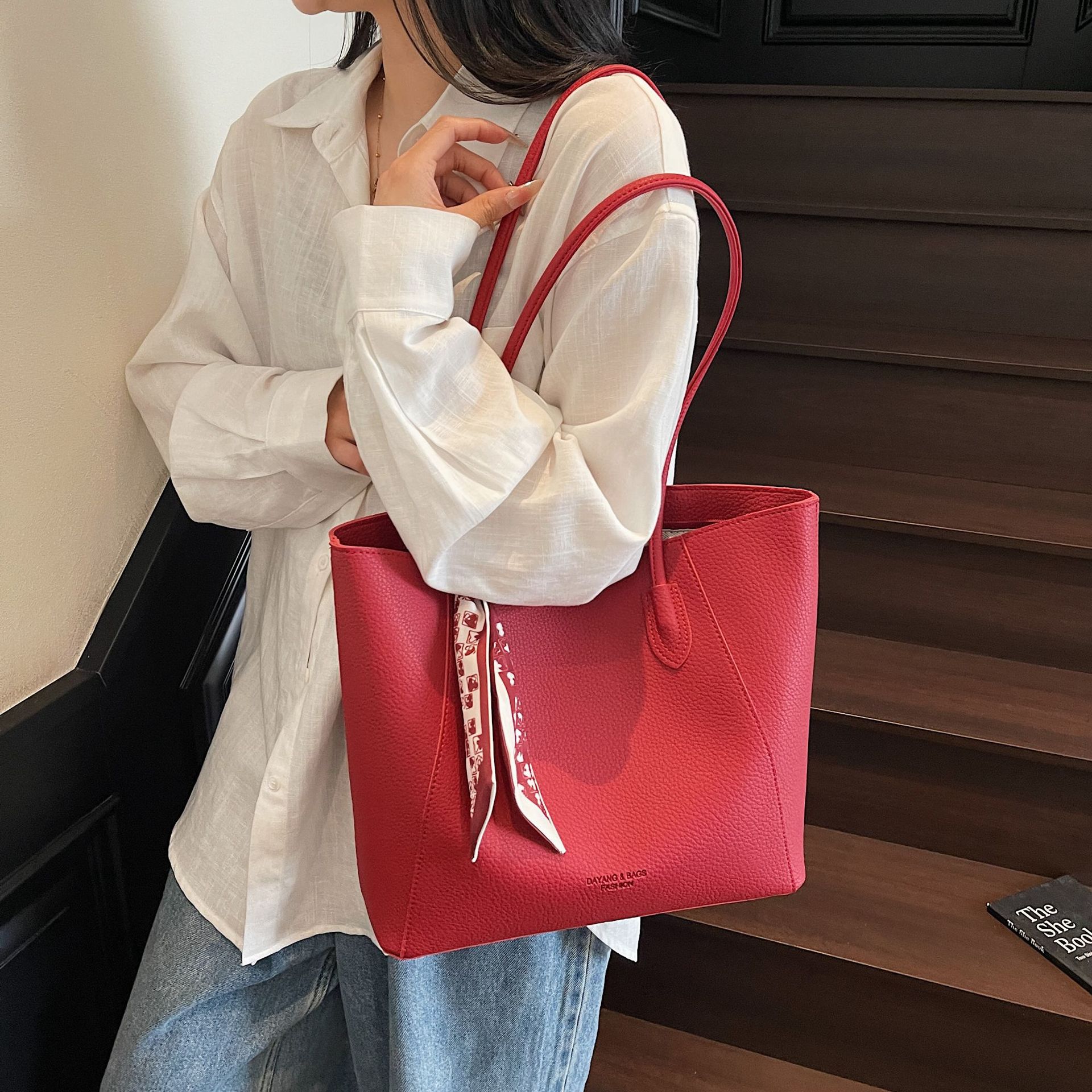 Bolso rojo de gran capacidad para mujeres versátil 2025 nuevo bolso de hombro casual simple para trabajar bolso de viaje