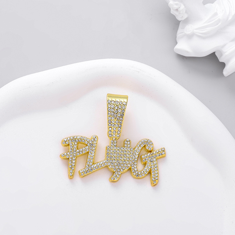 Collier lettre en diamant avec design clouté pour femme_voghion.com