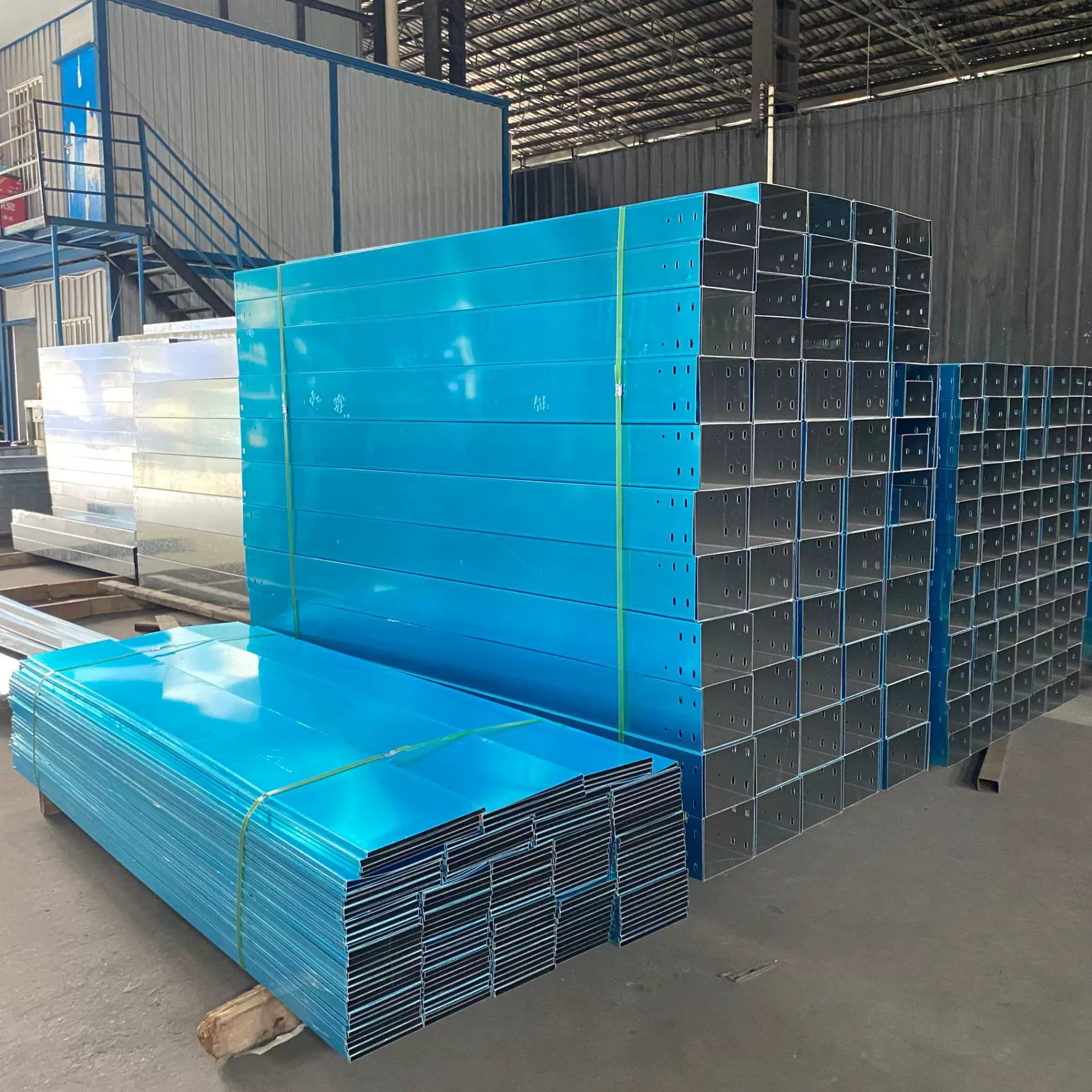 工厂直供铝合金桥架铝合金线槽铝合金光伏桥架铝合金梯式桥架电线