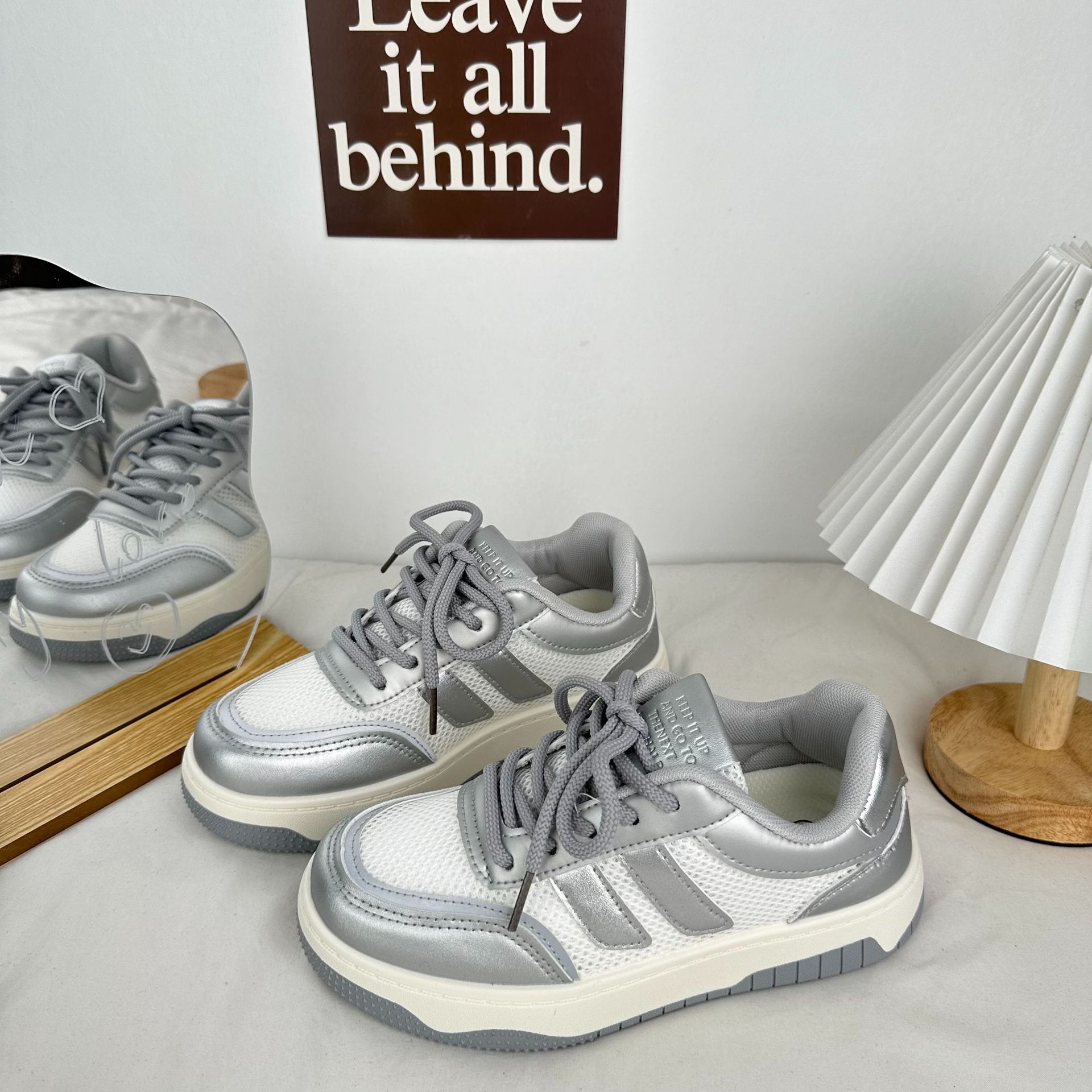 Yuanbo 2024 nuevo estilo japonés de estilo universitario zapatos de lona plateados de verano de malla transpirable coreana de baja altura tablero deportivo