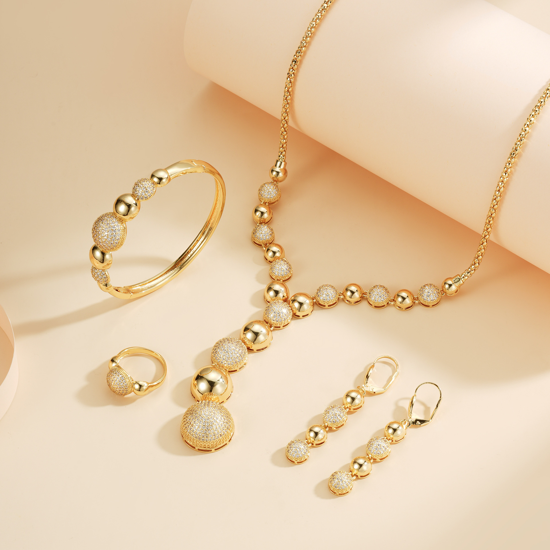 Europa y los Estados Unidos lujo ligero de alto nivel de sensación de joyería de piedra de diamante conjunto de collares pulseras de textura alta pendientes anillo de cuatro piezas conjunto de mujeres