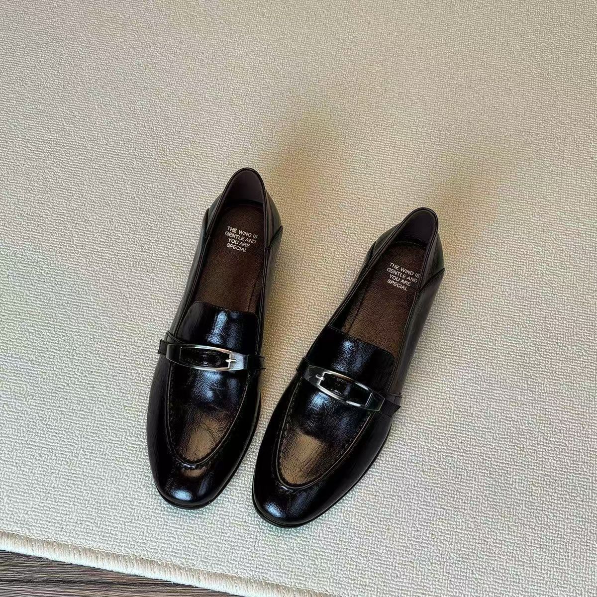 Spot retro botón de metal zapatos Lefour un pedale 2026 botón de cinturón de talón grueso zapatos de cuero de talón pequeño mujer