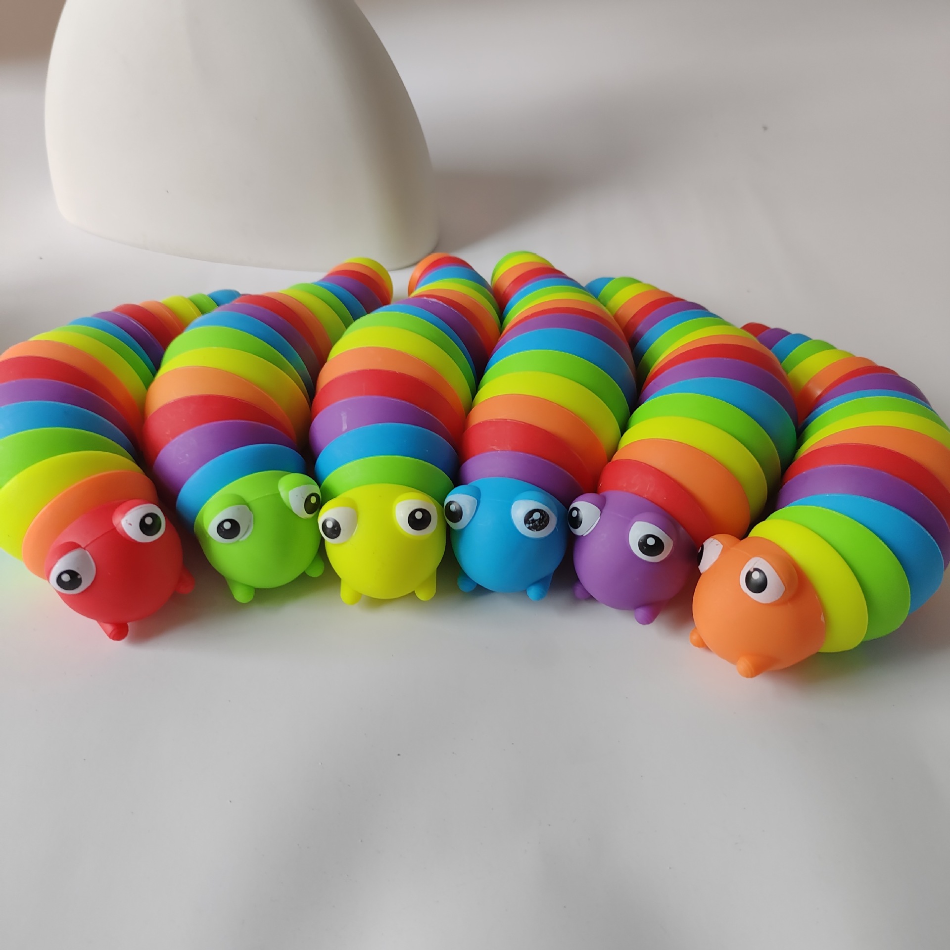 Explosiones transfronterizas simulación descomprimida arco iris sonriente nariz oruga peristáltica puzzles pequeños juguetes para niños animales mayoristas