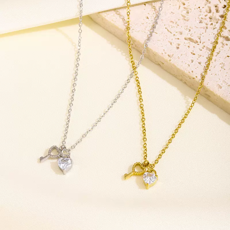 2025新网红ins爱心钥匙项链女简约小众轻奢女友礼物锁骨钛钢项链