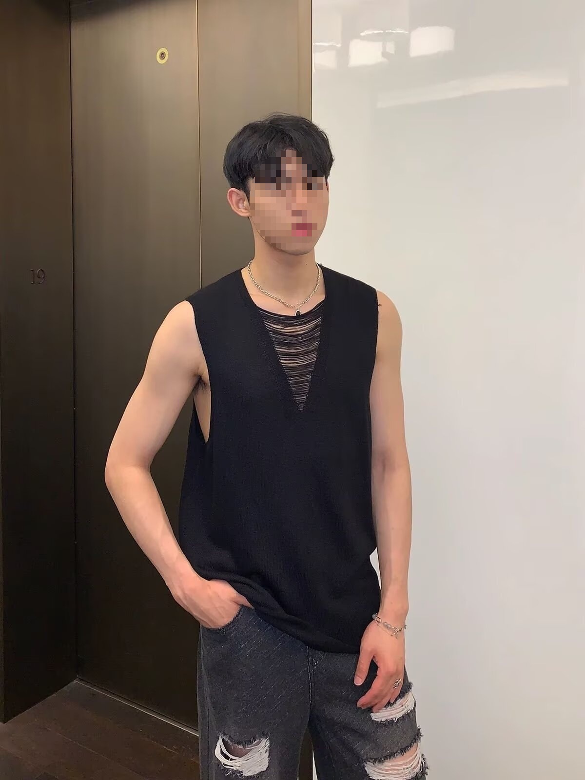 2025 nuevos productos de verano, estilo juvenil de Hong Kong, moda, manga corta sin mangas, chaleco de punto simple y versátil, chaleco, hombre