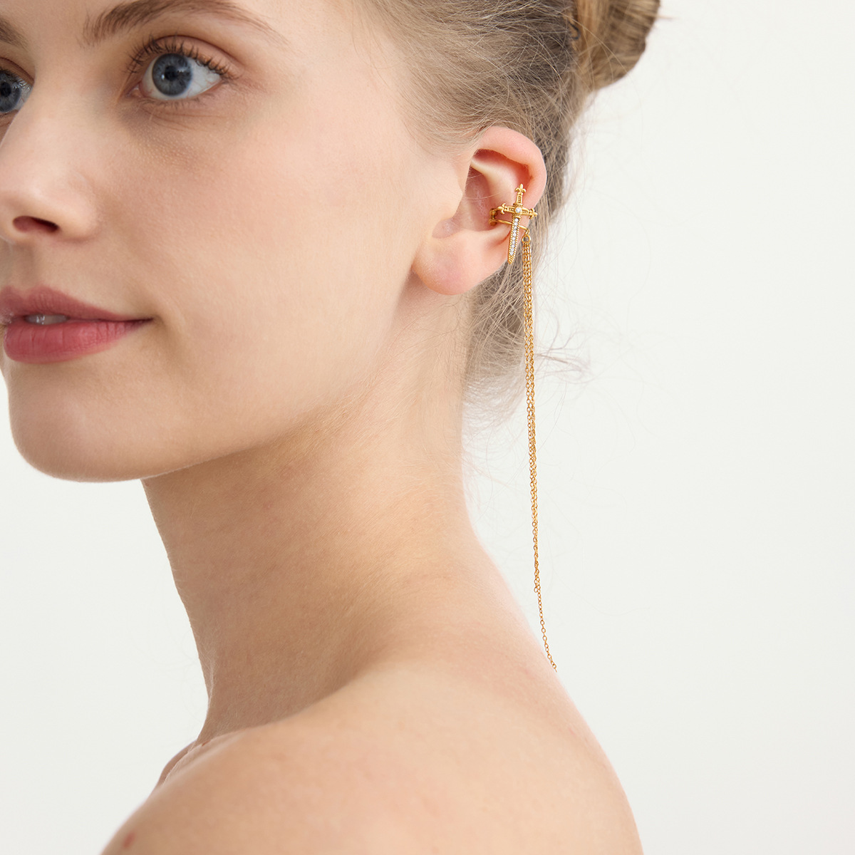 Wanxing Europa y América cruzada galvanizado línea simple agujero auriculares de acero inoxidable transfronterizo versátil no se desvanece auriculares para mujeres