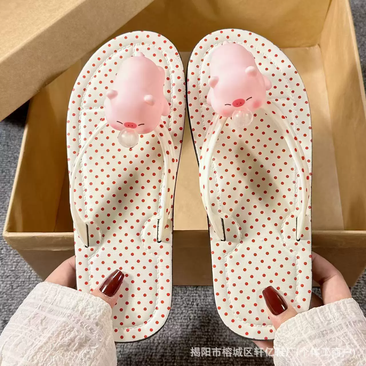 Модные женские плоские шлепанцы с высокой степенью обработки, летние новые простые сандалии в корейском стиле на толстой подошве для дома и улицы.