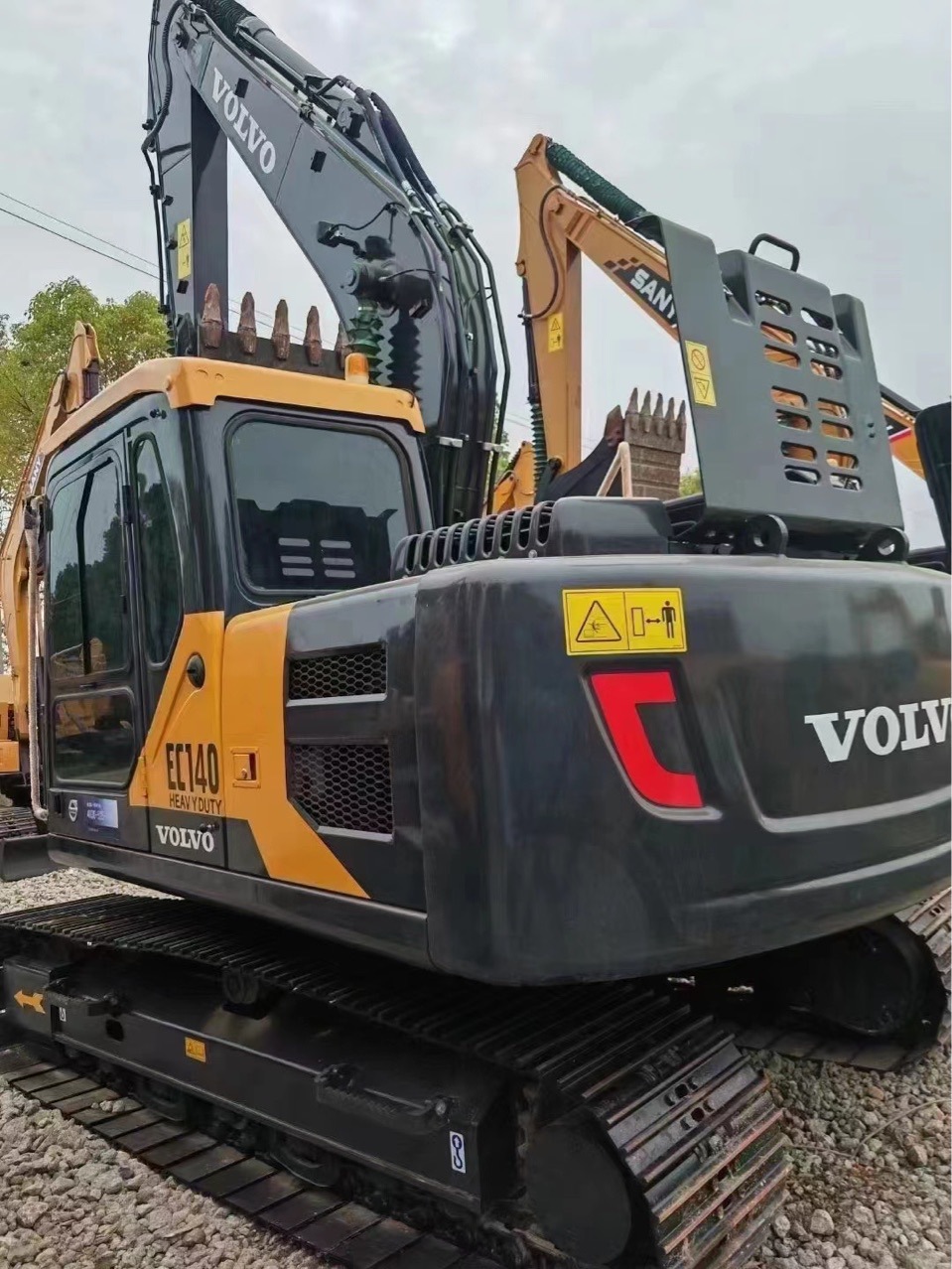 Excavadora de segunda mano VOVO140 con 200 horas de inventario