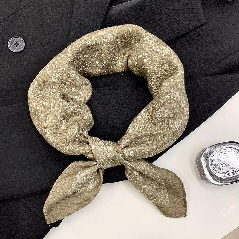 Pequeña toalla cuadrada bufandas de seda 2025 nueva moda bufandas de invierno mujeres de alta calidad bufandas de cuello al por mayor