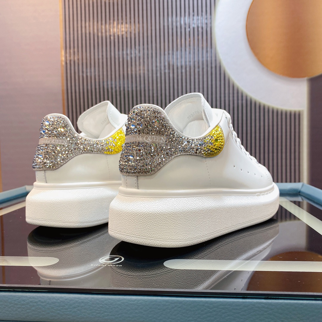 Versión superior de gama alta brillante diamante McQueen blanco zapatos de las mujeres flash diamante piel de vaca gruesa inferior aumento versátil deportes par zapatos casuales hombres