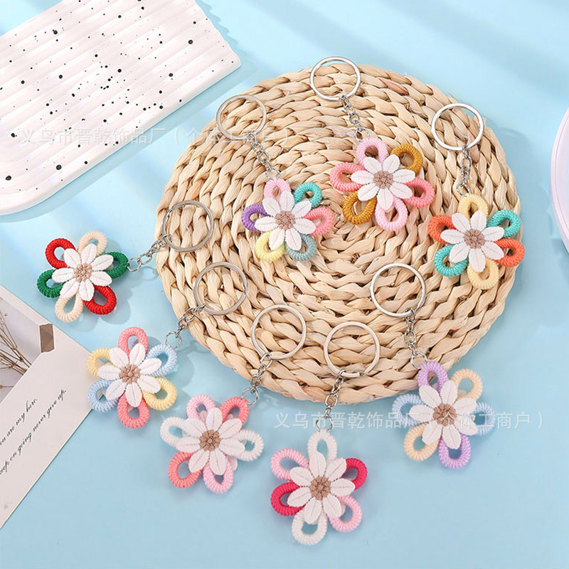 Cross-border new color woven daisy pendant simple small flower wool sunflower car key chain small pendant Cross-border new color woven daisy pendant simple small flower wool sunflower car key chain small pendant