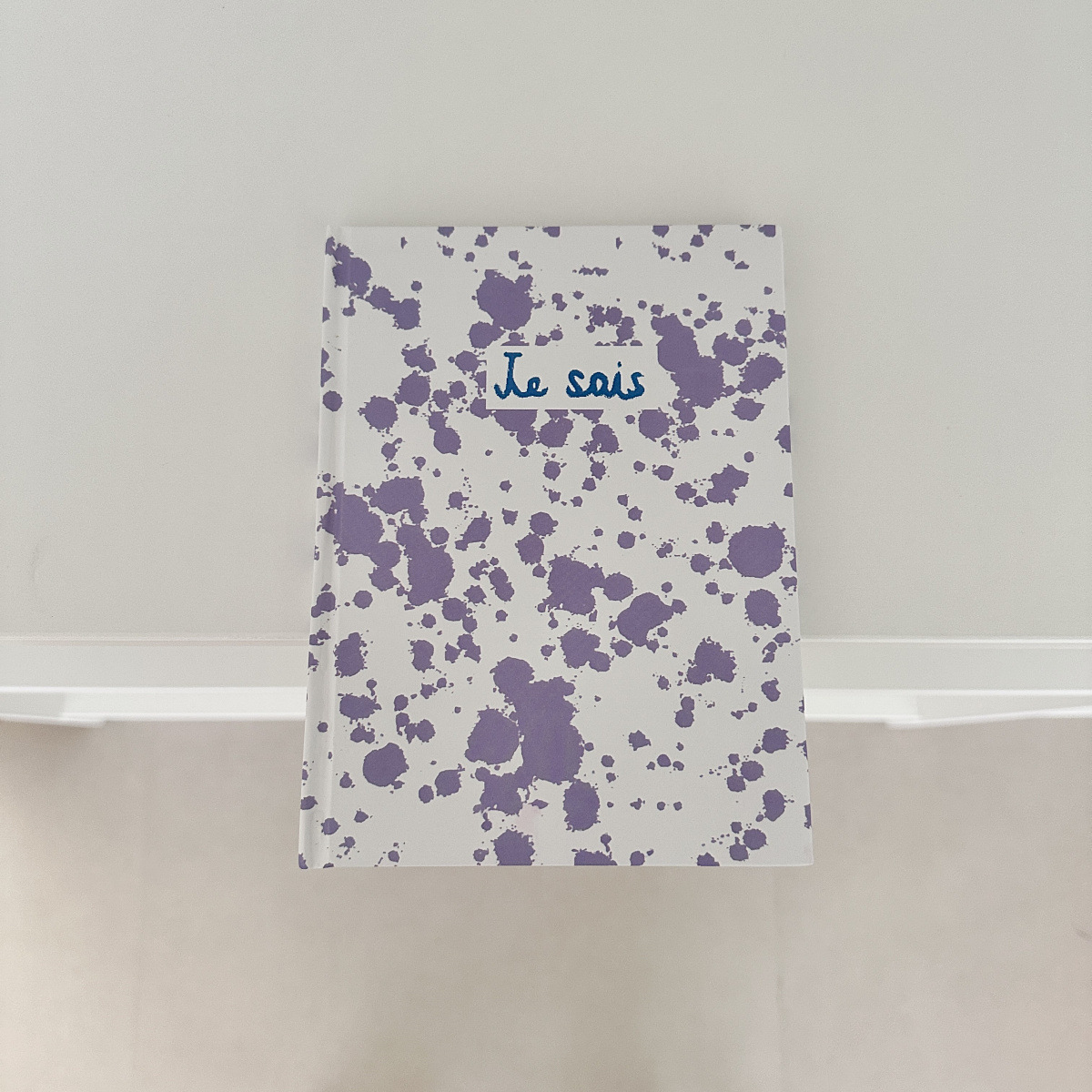 Ins風復古英語は古本の道具ノートを作って写真を撮ってノスタルジックな文芸の手帳のサンプル部屋を撮影します。