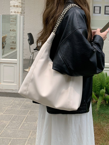 Korean-style black gold chain tote bag, large-capacity travel bag, 2024 new model, fashionable commuting women's shoulder bag