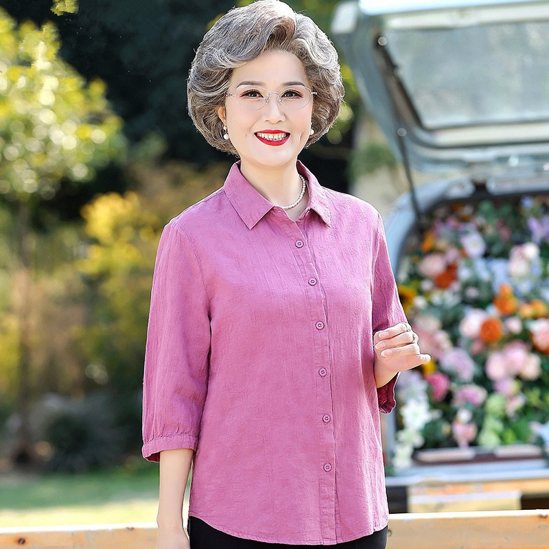 おばあさんの夏服のシャツの7分袖の上着の中で高齢者のお母さんのシャツのスーツのおばあさんの服|undefined