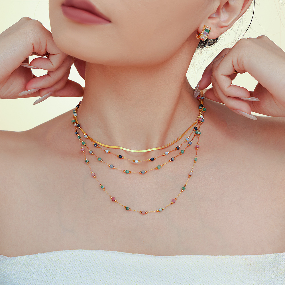 Collana a strati minimalista con catene delicate da donna_voghion.com