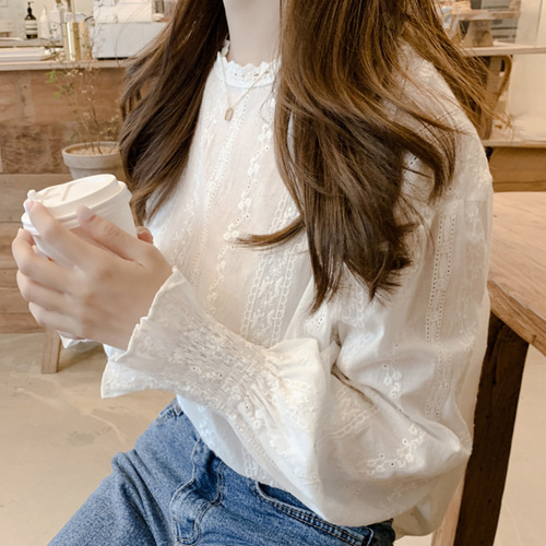 Lantern-sleeve lace base shirt for women, chic 2025 spring-style Korean-style spliced crew-neck blouse with fashionable long sleeves