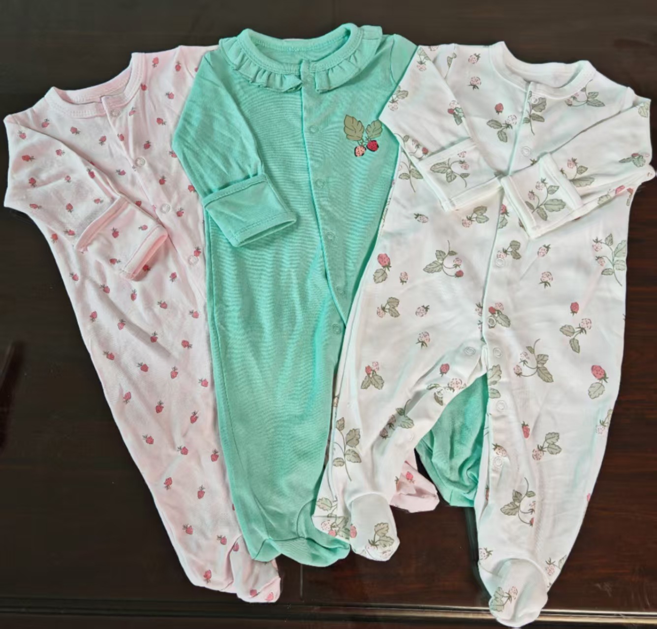 外国貿易の子供服春秋タイプの赤ちゃんのワンピースの長袖は足を包んでパジャマの新入生の赤ちゃんのプレゼントの箱を登ります。
