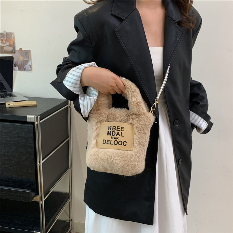 2023 New Winter, Autumn, Winter Versatile, High end, and Small Crowd Crossbody for Women Plush Bucket Chain Bag_voghion.com