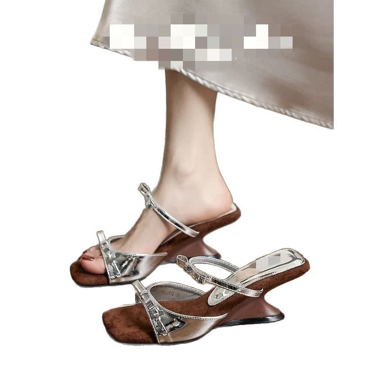 Hermosas sandalias de arco de pendiente de verano para mujeres 2026 nuevas zapatillas de estilo francés con cabeza cuadrada con dedos abiertos