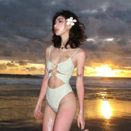 性感辣妹小胸聚拢显瘦连体泳衣女2025年新款比基尼温泉度假游泳装