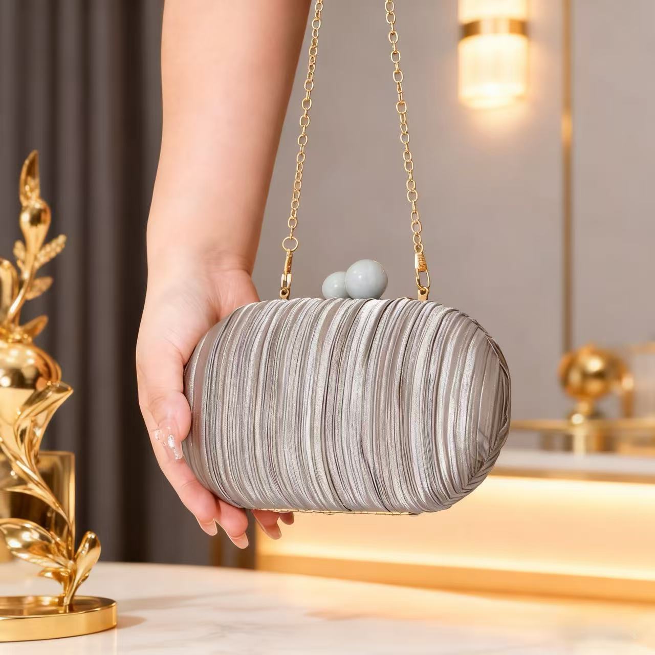 Bolsa de cena de lujo ligera de dama transfronteriza, elegante satén, cheongsam plegado, bolsa de mano, bolsa de novia de moda, bolsa de cena