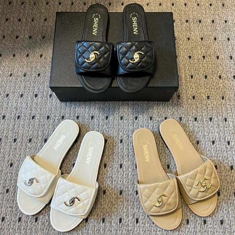 Zapatillas de botón de mochila pequeña fragante de viento para mujeres con zapatillas de fondo plano negro verano 2025 nuevas zapatillas de playa para mujeres