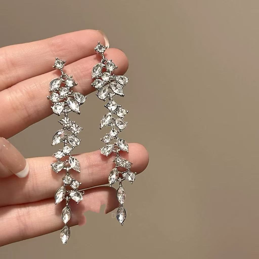 Pendientes largos de borla de circón súper flash Pendientes de lujo ligero de alta gama de moda Pendientes de todo fósforo de temperamento de nicho al por mayor femenino